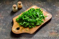 Фото приготовления рецепта: Салат из молодой капусты с огурцами и шпинатом - шаг №5