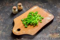 Фото приготовления рецепта: Салат из молодой капусты с огурцами и шпинатом - шаг №6