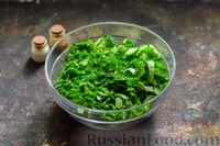 Фото приготовления рецепта: Салат из молодой капусты с огурцами и шпинатом - шаг №7
