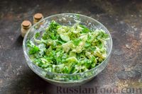 Фото приготовления рецепта: Салат из молодой капусты с огурцами и шпинатом - шаг №9