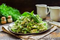 Фото приготовления рецепта: Салат из молодой капусты с огурцами и шпинатом - шаг №10