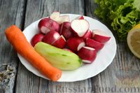 Фото приготовления рецепта: Салат с редиской, огурцом, морковью и кукурузой - шаг №2
