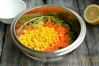 Фото приготовления рецепта: Салат с редиской, огурцом, морковью и кукурузой - шаг №4