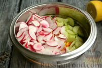 Фото приготовления рецепта: Салат с редиской, огурцом, морковью и кукурузой - шаг №7