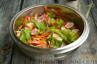 Фото приготовления рецепта: Салат с редиской, огурцом, морковью и кукурузой - шаг №8