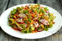 Фото приготовления рецепта: Салат с редиской, огурцом, морковью и кукурузой - шаг №9