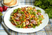 Фото приготовления рецепта: Салат с редиской, огурцом, морковью и кукурузой - шаг №10