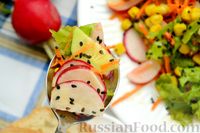 Фото приготовления рецепта: Салат с редиской, огурцом, морковью и кукурузой - шаг №11