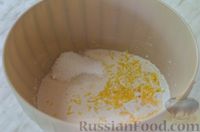 Фото приготовления рецепта: Большая ватрушка с клубникой и сливочно-сырным кремом - шаг №7