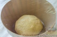 Фото приготовления рецепта: Большая ватрушка с клубникой и сливочно-сырным кремом - шаг №11