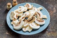 Фото приготовления рецепта: Кабачки, запечённые с грибами, под сметаной и сыром - шаг №3