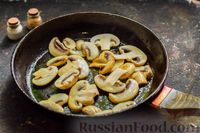 Фото приготовления рецепта: Кабачки, запечённые с грибами, под сметаной и сыром - шаг №5
