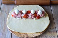Фото приготовления рецепта: Песочные пироги с мясом, помидорами и перепелиными яйцами - шаг №11