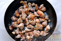 Фото приготовления рецепта: Капуста, тушенная с мясом, рисом и грибами - шаг №3