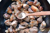 Фото приготовления рецепта: Капуста, тушенная с мясом, рисом и грибами - шаг №4