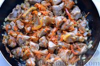 Фото приготовления рецепта: Капуста, тушенная с мясом, рисом и грибами - шаг №9