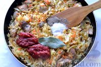 Фото приготовления рецепта: Капуста, тушенная с мясом, рисом и грибами - шаг №12