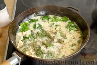 Фото приготовления рецепта: Куриные фрикадельки, тушенные в сырном соусе со шпинатом - шаг №8