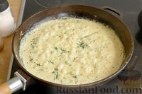 Фото приготовления рецепта: Куриные фрикадельки, тушенные в сырном соусе со шпинатом - шаг №9