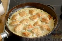 Фото приготовления рецепта: Куриные фрикадельки, тушенные в сырном соусе со шпинатом - шаг №10