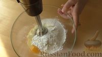 Фото приготовления рецепта: Сдобный пирог с клубникой и творожно-сметанной заливкой - шаг №12
