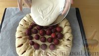 Фото приготовления рецепта: Сдобный пирог с клубникой и творожно-сметанной заливкой - шаг №14