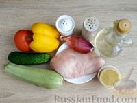 Фото приготовления рецепта: Салат из курицы с кабачками, огурцами, сладким перцем и помидорами - шаг №1