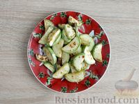 Фото приготовления рецепта: Салат из курицы с кабачками, огурцами, сладким перцем и помидорами - шаг №7