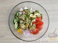 Фото приготовления рецепта: Салат из курицы с кабачками, огурцами, сладким перцем и помидорами - шаг №13