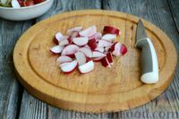 Фото приготовления рецепта: Салат с тунцом, редисом, картофелем и помидорами - шаг №5