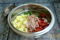 Фото приготовления рецепта: Салат с тунцом, редисом, картофелем и помидорами - шаг №7