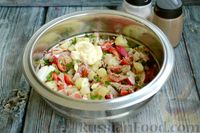 Фото приготовления рецепта: Салат с тунцом, редисом, картофелем и помидорами - шаг №8