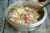 Фото приготовления рецепта: Салат с тунцом, редисом, картофелем и помидорами - шаг №9