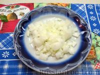Фото приготовления рецепта: Салат с кабачками, огурцами и яйцами - шаг №4