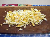 Фото приготовления рецепта: Салат с кабачками, огурцами и яйцами - шаг №8