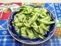 Фото приготовления рецепта: Салат с кабачками, огурцами и яйцами - шаг №9