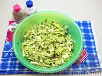 Фото приготовления рецепта: Салат с кабачками, огурцами и яйцами - шаг №13