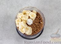 Фото приготовления рецепта: Конфеты из вафель с бананом и орехами - шаг №3