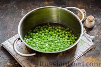 Фото приготовления рецепта: Пшённая каша с зелёным горошком и сливками - шаг №3