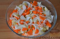 Фото приготовления рецепта: Крабовый салат с овощами, сыром и грецкими орехами - шаг №3