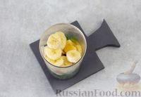Фото приготовления рецепта: Шпинатный смузи с бананом и мёдом - шаг №4