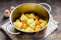 Фото приготовления рецепта: Салат из молодого картофеля с тунцом, помидорами и шпинатом - шаг №2
