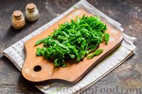 Фото приготовления рецепта: Салат из молодого картофеля с тунцом, помидорами и шпинатом - шаг №5