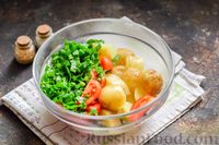Фото приготовления рецепта: Салат из молодого картофеля с тунцом, помидорами и шпинатом - шаг №6