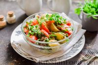 Фото приготовления рецепта: Салат из молодого картофеля с тунцом, помидорами и шпинатом - шаг №10