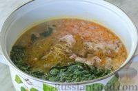 Фото приготовления рецепта: Куриный суп с вермишелью и шпинатом - шаг №11