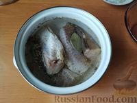 Фото приготовления рецепта: Дрожжевой пирог с рыбой, отварными яйцами и сыром - шаг №7
