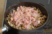 Фото приготовления рецепта: Жюльен из курицы, шампиньонов и сыра бри - шаг №8