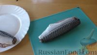 Фото приготовления рецепта: Рулет из скумбрии с жареным луком и чесночными стрелками - шаг №2
