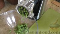Фото приготовления рецепта: Рулет из скумбрии с жареным луком и чесночными стрелками - шаг №6